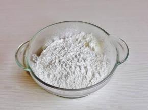 首先将糯米粉淀粉混合。