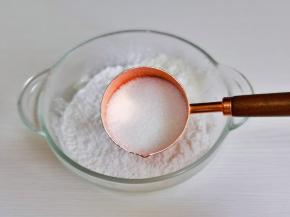 再加入白砂糖。