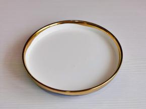 倒入深盘中，包上耐高温保鲜膜，用牙签扎几个洞眼。