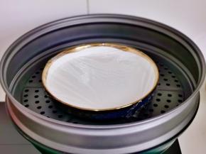 隔水蒸熟，烧开后转中小火蒸约25分钟，蒸熟即可。