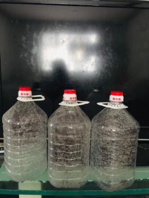 饮料瓶或者装食用油的油壶，用洗洁精清洗干净后，再装凉开水冲洗一遍，以防瓶子里有生水！（有条件的最好用玻璃瓶！不过用饮料瓶也可以，也有它的优点，一瓶刚好几顿就吃完了！不用担心大瓶装的，开瓶后，如果密封不紧实，容易变质！）