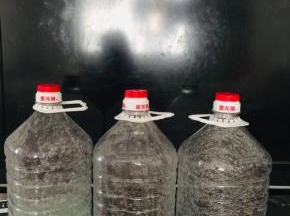 饮料瓶或者装食用油的油壶，用洗洁精清洗干净后，再装凉开水冲洗一遍，以防瓶子里有生水！（有条件的最好用玻璃瓶！不过用饮料瓶也可以，也有它的优点，一瓶刚好几顿就吃完了！不用担心大瓶装的，开瓶后，如果密封不紧实，容易变质！）