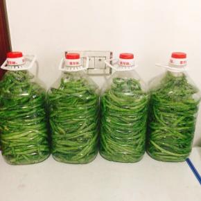 瓶子从中间切开，当顿儿吃不完的酸豇豆可以装在密封保鲜袋中，放入冰箱冷藏保存！