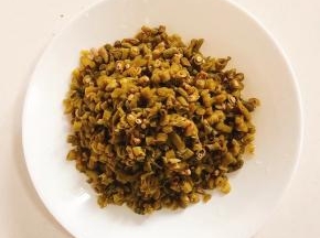 取出来的酸豇豆洗净切成小段！