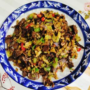 和鸡胗一起炒着吃，特别的下饭！