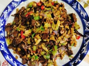 和鸡胗一起炒着吃，特别的下饭！