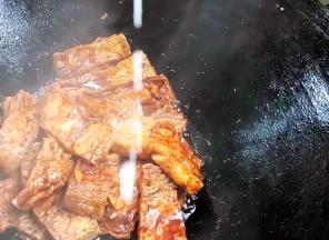 撒上味精，淋入生抽、淀粉水勾芡即可