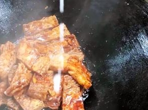 撒上味精，淋入生抽、淀粉水勾芡即可