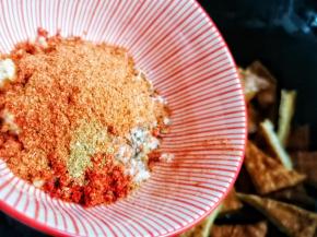 放入蒜末+1勺盐+1勺孜然粒+1勺辣椒粉+1勺五香粉+1勺孜然粉。