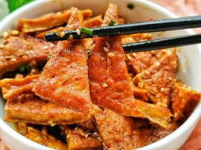 咬上一口豆干，香味在舌尖跳跃，咸香麻辣，劲道有嚼劲。