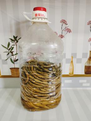 吃的时候，用铁丝把酸豇豆钩出来，也可以简单粗暴地，直接用刀从瓶子中间切开！取酸豇豆！（开盖的时候要小心哦，里面密封太紧，发酵的时候有气体，容易瓶盖爆开！我今天开的时候瓶盖就爆开了，吓死宝宝了！）