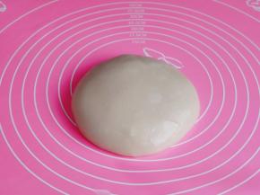 稍微凉一会揉成面团。