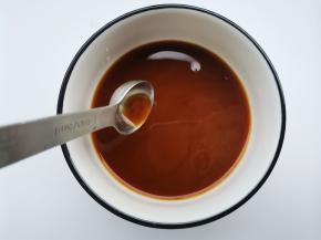 先调个汁:：2勺生抽，1勺蚝油，半勺老抽，半勺盐&糖，1勺淀粉调匀。