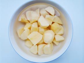 土豆去皮切滚刀块泡水，青椒切小块，蒜切末。