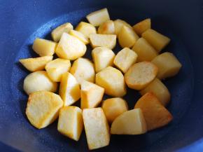 锅中油热下土豆炸至金黄捞出，