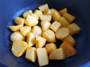 锅中油热下土豆炸至金黄捞出，