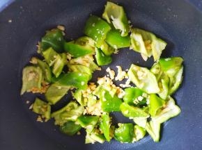 留底油炒香蒜末青椒，