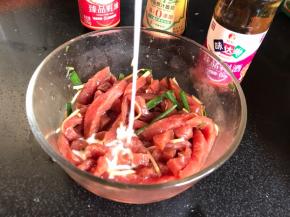 牛肉洗净切成小条，加入料酒、酱油、葱姜丝拌匀腌制10分钟，再加入淀粉水拌匀备用