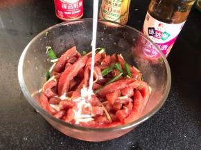 牛肉洗净切成小条，加入料酒、酱油、葱姜丝拌匀腌制10分钟，再加入淀粉水拌匀备用