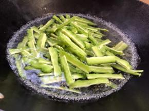 加入苦瓜，煮至断生，捞出备用