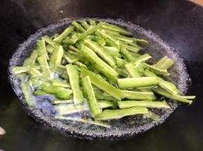 加入苦瓜，煮至断生，捞出备用