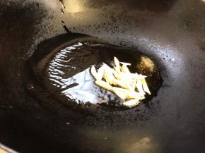 锅留底油，放入蒜丝炒香