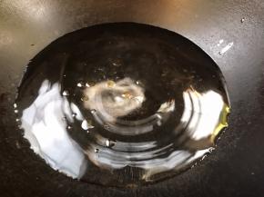 热锅烧多点水，加入少许盐和油烧开