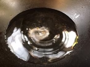 热锅烧多点水，加入少许盐和油烧开