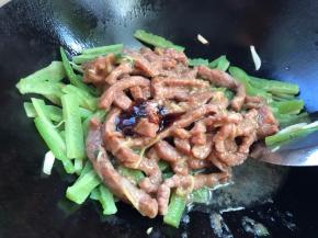 加入牛肉、蚝油、味精翻炒均匀至入味