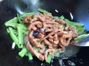 加入牛肉、蚝油、味精翻炒均匀至入味