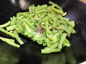 加入苦瓜、盐和胡椒粉炒匀入味