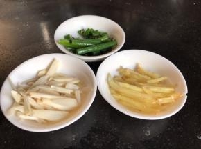 备好葱姜蒜丝