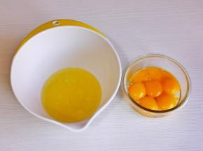 首先蛋白与蛋黄分离。（无油无水器具）