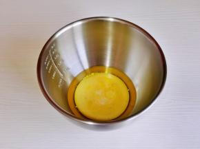 玉米油与牛奶混合打至均匀。