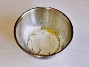 筛入低筋面粉，手动打蛋器来回打至无干粉。