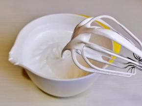 打发至提起打蛋器有微微的弯勾即可。