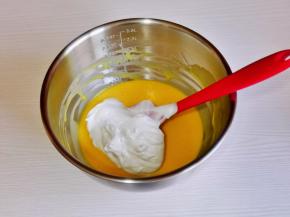 取三分之一的蛋白霜加入蛋黄糊中翻拌均匀。（这时将烤箱135度预热）