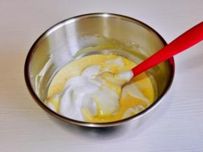 再取三分之一的蛋白霜加入蛋黄糊中，继续翻拌至看不到蛋白霜。