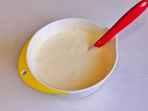 最后将可可蛋黄糊倒入蛋白霜的容器中，翻拌均匀。