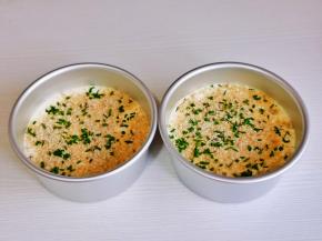 蛋糕糊倒入模具中震出气泡，撒上肉松，葱花，白芝麻。