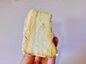 一个蛋糕切四块，涂上沙拉酱，再沾满肉松就可以啦！