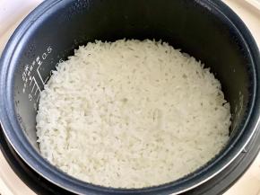 大米160克淘洗干净放入电饭煲，加入清水高出米面1cm左右，按下煮饭键把米饭煮好。