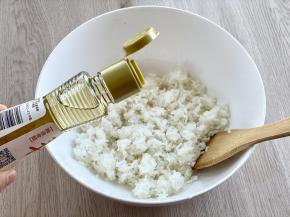 米饭煮好后，把米饭打松，趁热将寿司醋均匀的淋在米饭上，然后拌匀，不要用力压饭粒，尽量保持饭粒的完整。