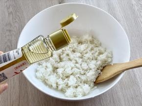 米饭煮好后，把米饭打松，趁热将寿司醋均匀的淋在米饭上，然后拌匀，不要用力压饭粒，尽量保持饭粒的完整。
