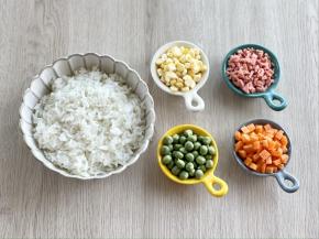 玉米粒剥好，豌豆洗净，胡萝卜去皮切小丁，火腿肠切碎。