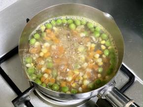 把豌豆、玉米和胡萝卜丁下沸水焯熟；