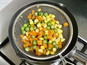 然后捞出沥干水分备用。