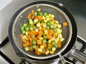 然后捞出沥干水分备用。