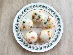 把保鲜膜揭掉，用同样的方法把剩余的米饭都裹成饭团；