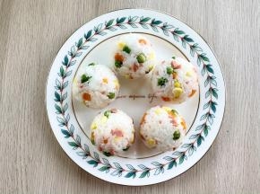 把保鲜膜揭掉，用同样的方法把剩余的米饭都裹成饭团；